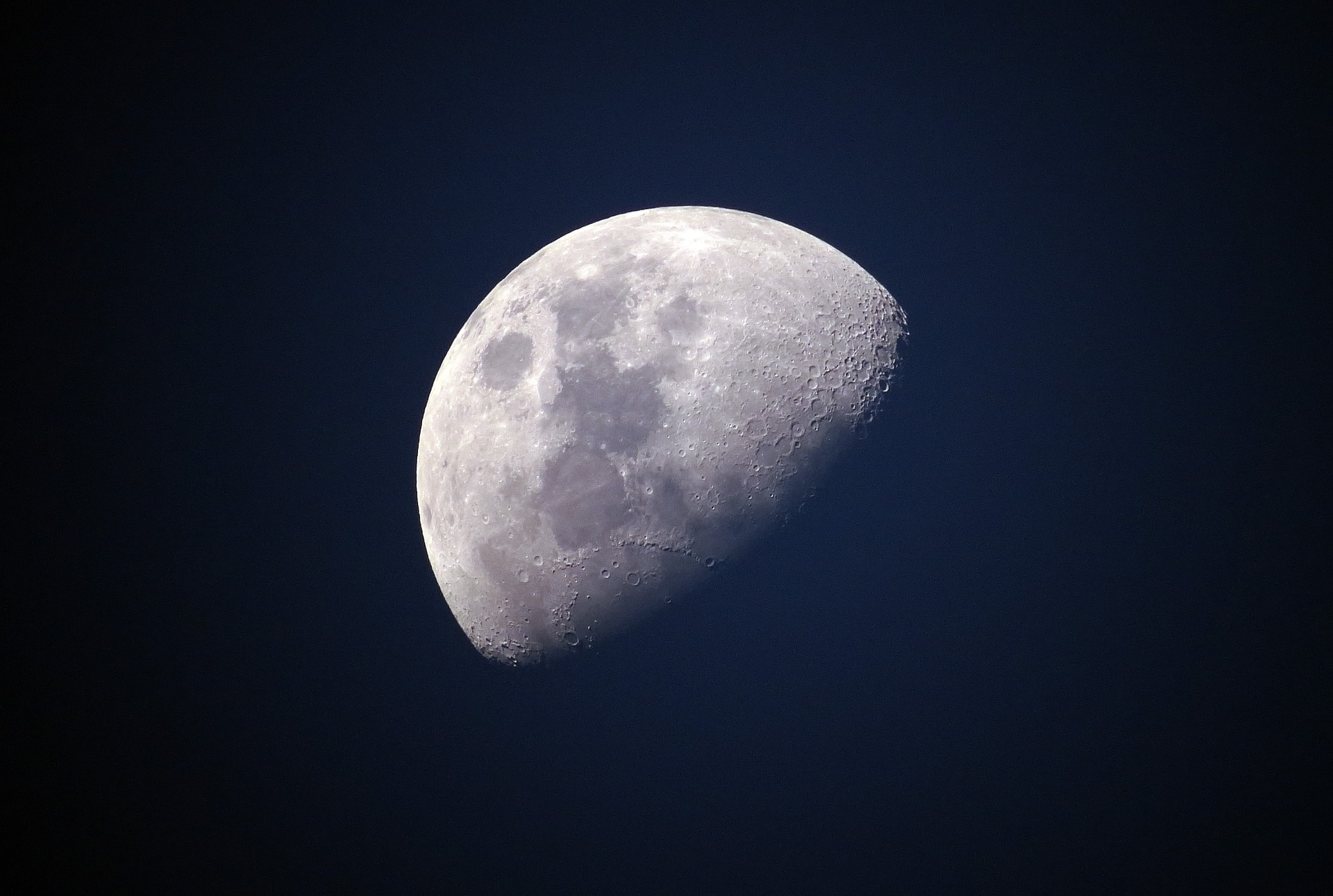 moon-1527501_1920